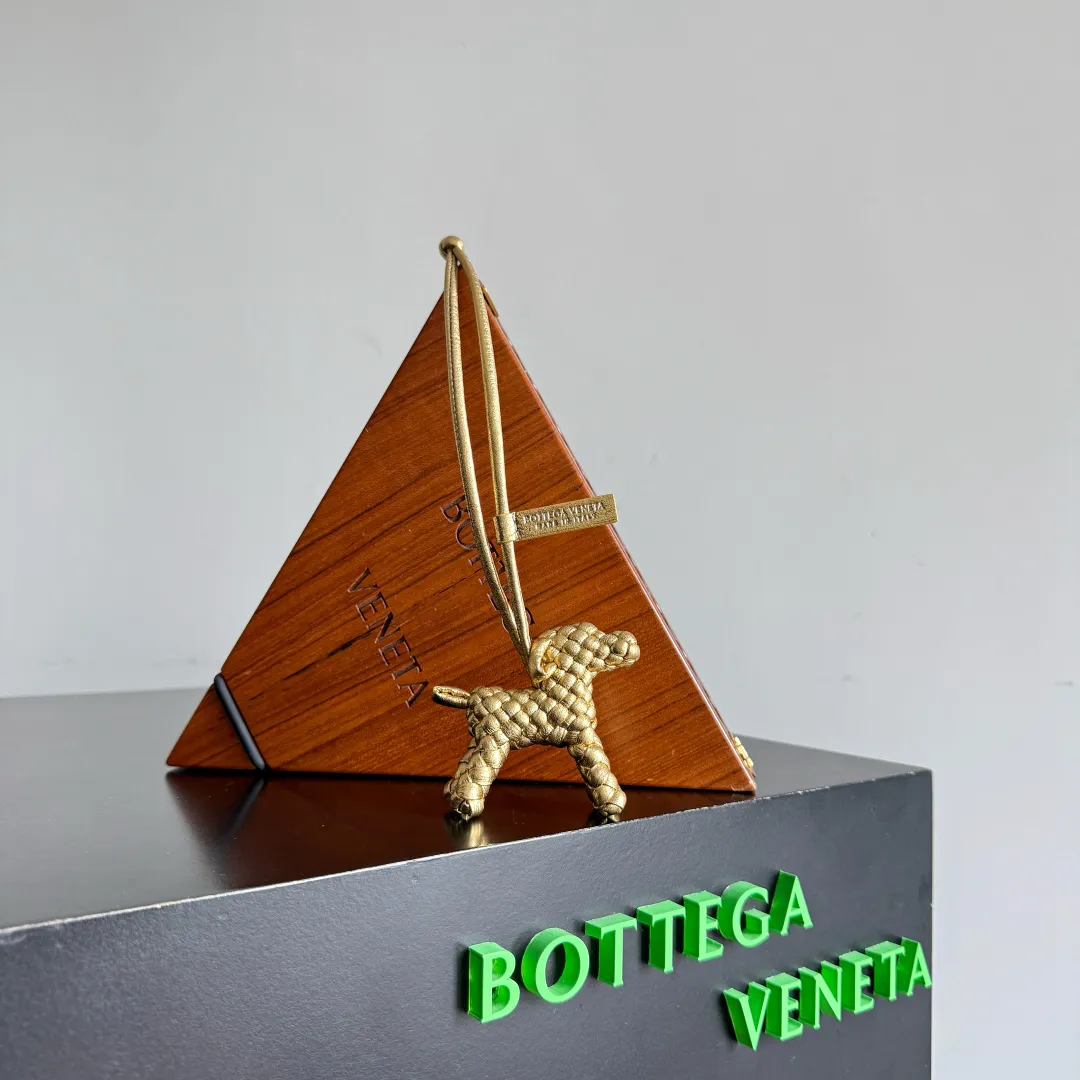 Batch 540 BOTTEGA VENETA2025 new puppy-shaped pendant braided puppy is now online😎The leather braided puppy-shaped pendant can be hung on any handbag, and it is as cute, delicate and colorful as it matches with a bag. Cute and cute, it will touch your heart at any time. It can be hung on bags or keychains. Who can resist such a cute puppy💓 Style number: 807068